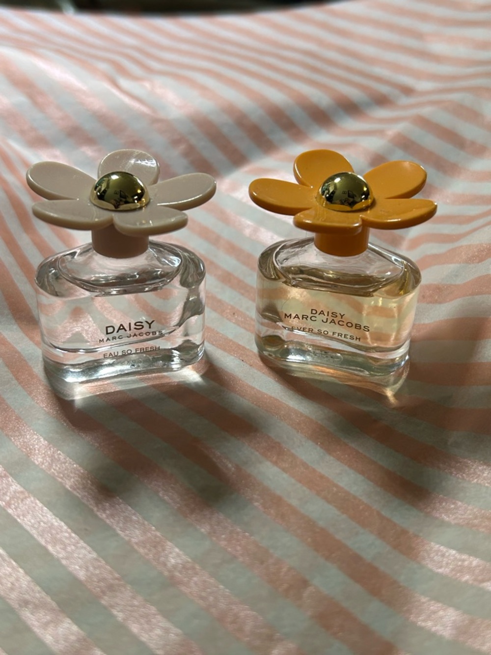 Marc Jacobs Daisy Mini Duo – White & Yellow Floral Caps